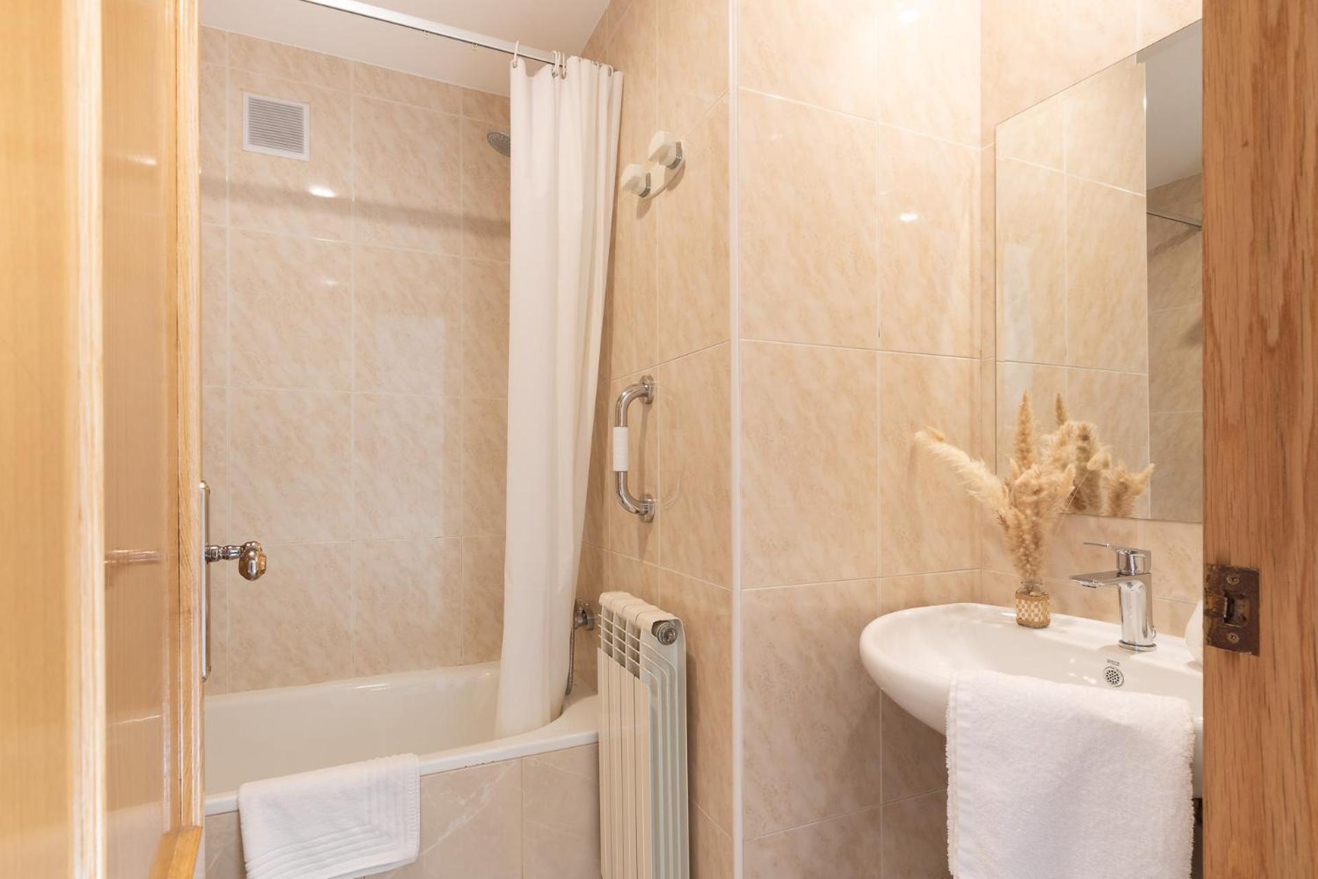 Hostal Lobrega Торресилья-Эн-Камерос Экстерьер фото