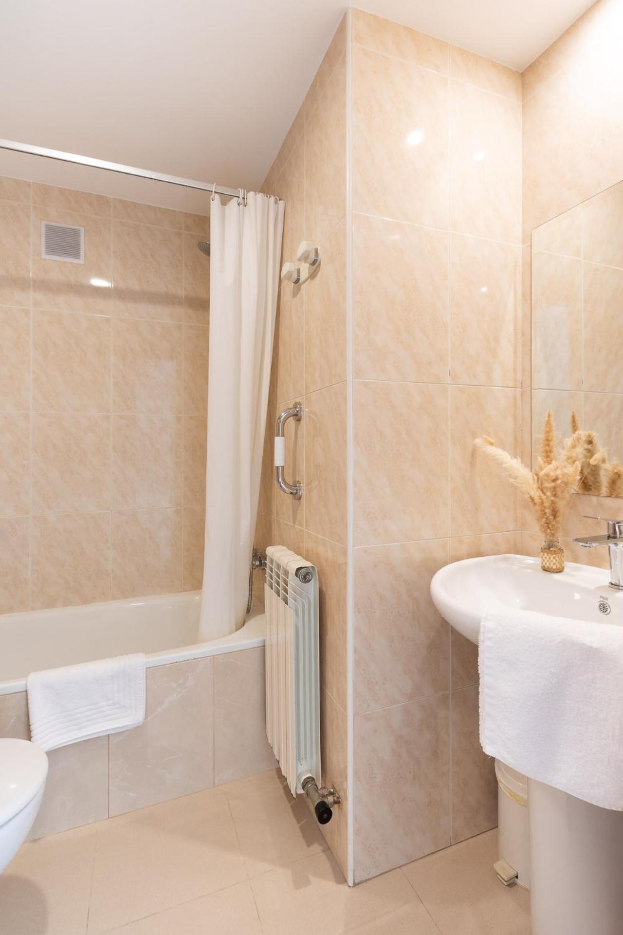 Hostal Lobrega Торресилья-Эн-Камерос Экстерьер фото