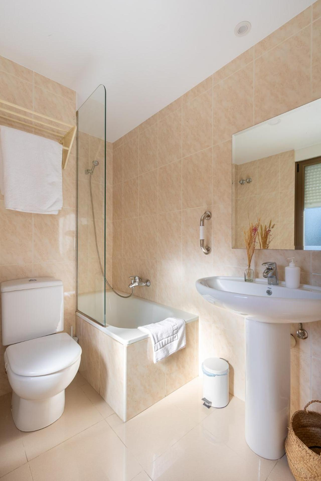 Hostal Lobrega Торресилья-Эн-Камерос Экстерьер фото
