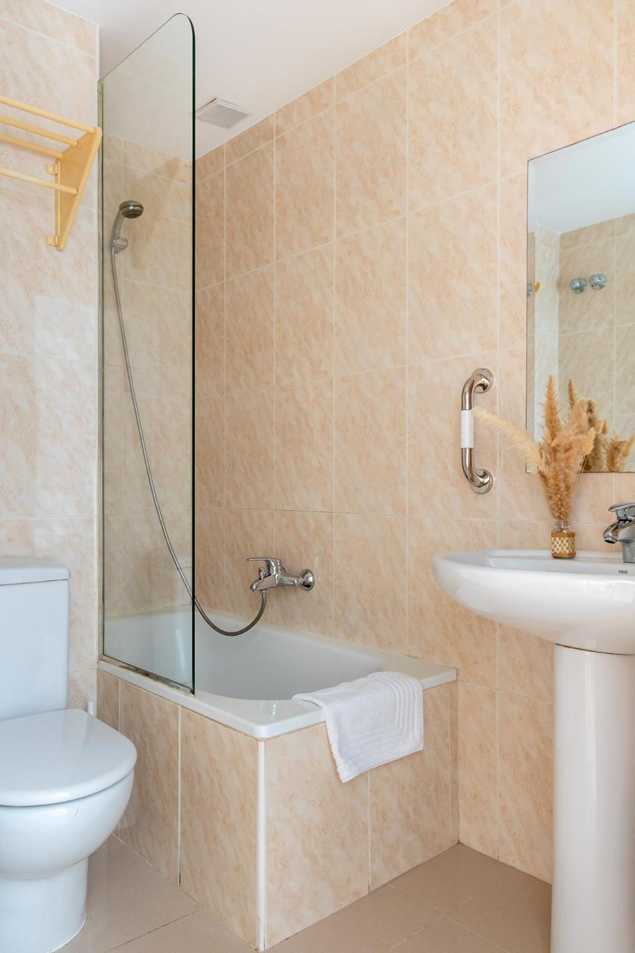 Hostal Lobrega Торресилья-Эн-Камерос Экстерьер фото